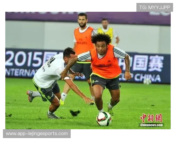 足球巨星赛场外展现温柔一面感动无数球迷心灵深处