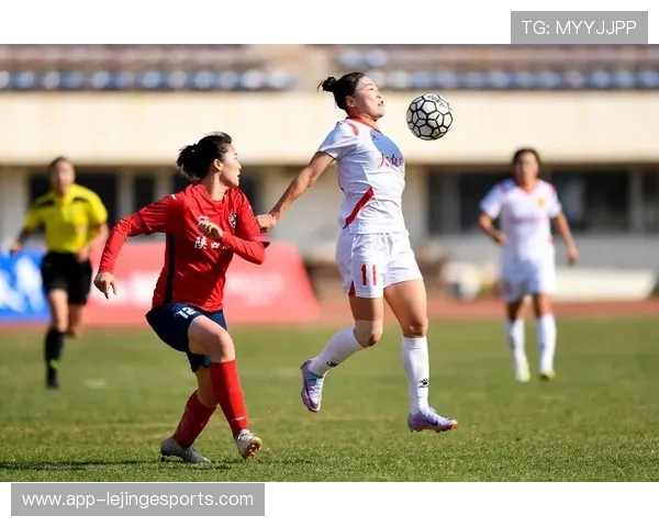 足球明星与女生合影瞬间展现亲密友谊与热爱体育的完美结合